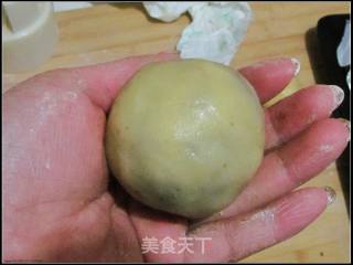 豆沙蛋黄月饼的做法步骤：7