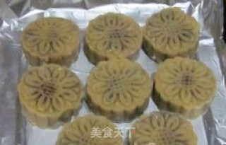 豆沙蛋黄月饼的做法步骤：8