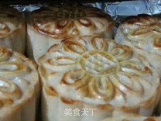 豆沙蛋黄月饼的做法步骤：9