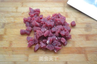 【黑椒牛肉粒】的做法步骤：2