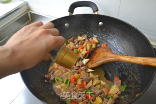【黑椒牛肉粒】的做法步骤：12