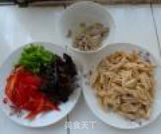 彩椒木耳炒腐竹的做法步骤：1