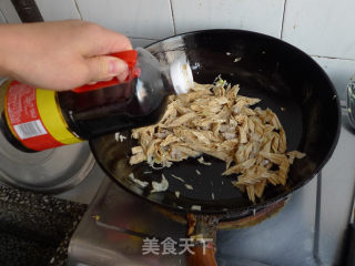 彩椒木耳炒腐竹的做法步骤：6