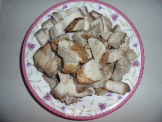 植物蛋白与动物蛋白的完美结合——黄豆焖红烧肉的做法步骤：1