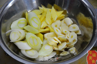 爽滑美味的花肉酱焖慈姑的做法步骤：4