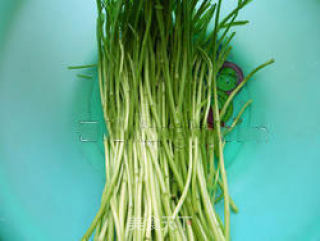 芦蒿炒牛肉的做法步骤：1