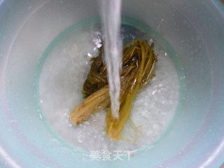 雪菜炒鸭蛋的做法步骤：3