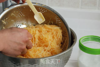 凉拌金瓜丝的做法步骤：2