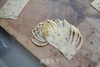 我家的过年必备小吃-【炸麻叶】的做法步骤：16
