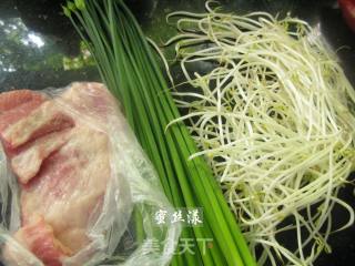 韭花银芽炒猪颈肉的做法步骤：1