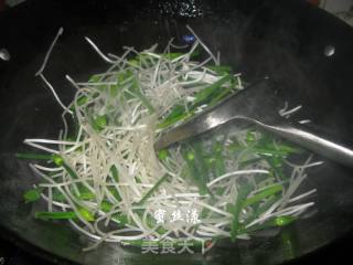 韭花银芽炒猪颈肉的做法步骤：7
