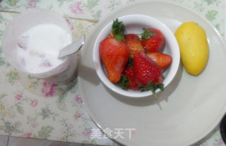 草莓酸奶配芒果的做法步骤：1