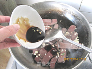 非常好吃的蒜蓉炒猪血的做法步骤：7