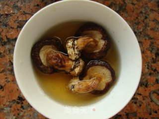 香菇鸡蛋炒饭的做法步骤：2