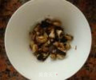 香菇鸡蛋炒饭的做法步骤：3