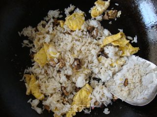 香菇鸡蛋炒饭的做法步骤：7
