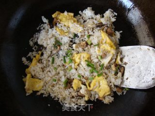香菇鸡蛋炒饭的做法步骤：8