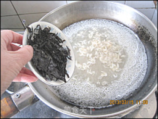 海虹汤韭菜打卤面的做法步骤：9