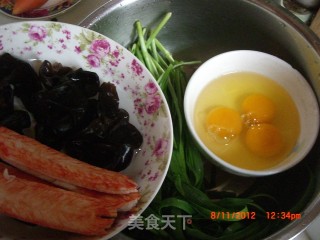 蟹肉炒鸡蛋的做法步骤：1