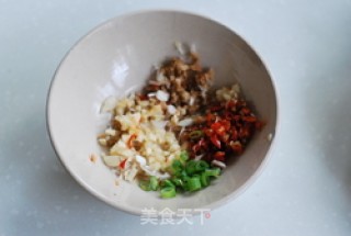 避免茄子“吃”油的小妙招——不油不腻吃茄子的做法步骤：7