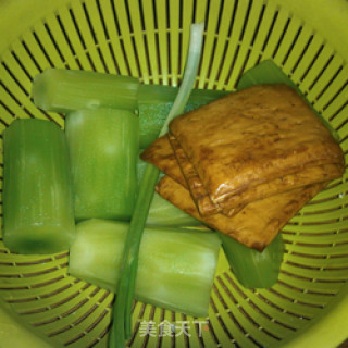 三块钱家常菜----莴苣荸荠炒豆腐干的做法步骤：1