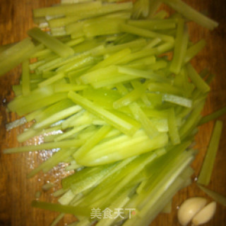 三块钱家常菜----莴苣荸荠炒豆腐干的做法步骤：3