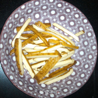 三块钱家常菜----莴苣荸荠炒豆腐干的做法步骤：4