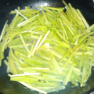 三块钱家常菜----莴苣荸荠炒豆腐干的做法步骤：6
