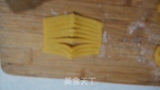蛋黄菊花馓的做法步骤：7