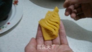 蛋黄菊花馓的做法步骤：8