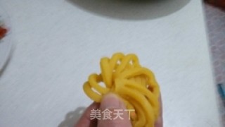 蛋黄菊花馓的做法步骤：10