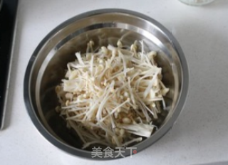 酸汤肥牛的做法步骤：1