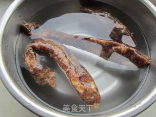超下饭的腊肠酸萝卜丁的做法步骤：2