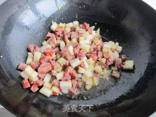 超下饭的腊肠酸萝卜丁的做法步骤：10