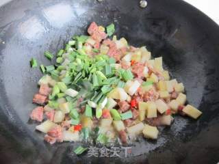 超下饭的腊肠酸萝卜丁的做法步骤：11
