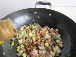 超下饭的腊肠酸萝卜丁的做法步骤：12