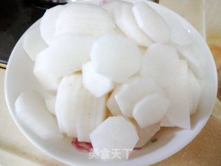小炒萝卜五花肉的做法步骤：2