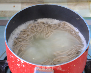 五谷杂粮怎么吃更营养？之一----葱香虾酱荞麦面的做法步骤：17