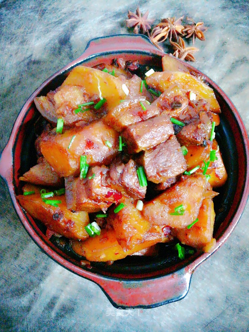 五花肉焖土豆的做法