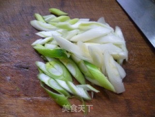 大葱炒猪肚的做法步骤：2