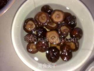 香菇鸡蛋饼的做法步骤：2