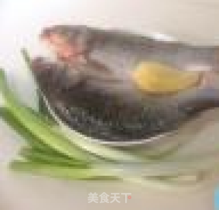 葱烧鲫鱼的做法步骤：1