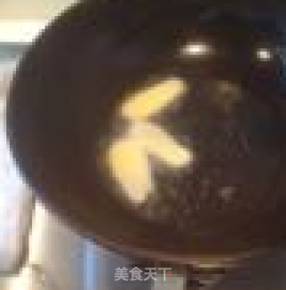葱烧鲫鱼的做法步骤：2