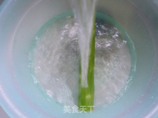 雪菜炒莴笋的做法步骤：1