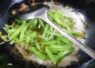 雪菜炒莴笋的做法步骤：6