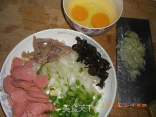 香肠炒蛋的做法步骤：1