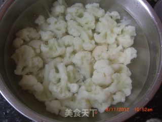 红椒拌菜花的做法步骤：2