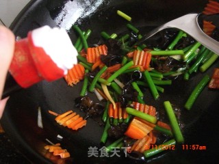 蒜毫炒木耳的做法步骤：6