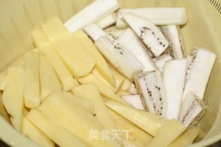 肉片土豆烩茄子的做法步骤：1