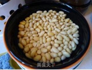 滋补养颜汤—【黄豆猪蹄汤】的做法步骤：2